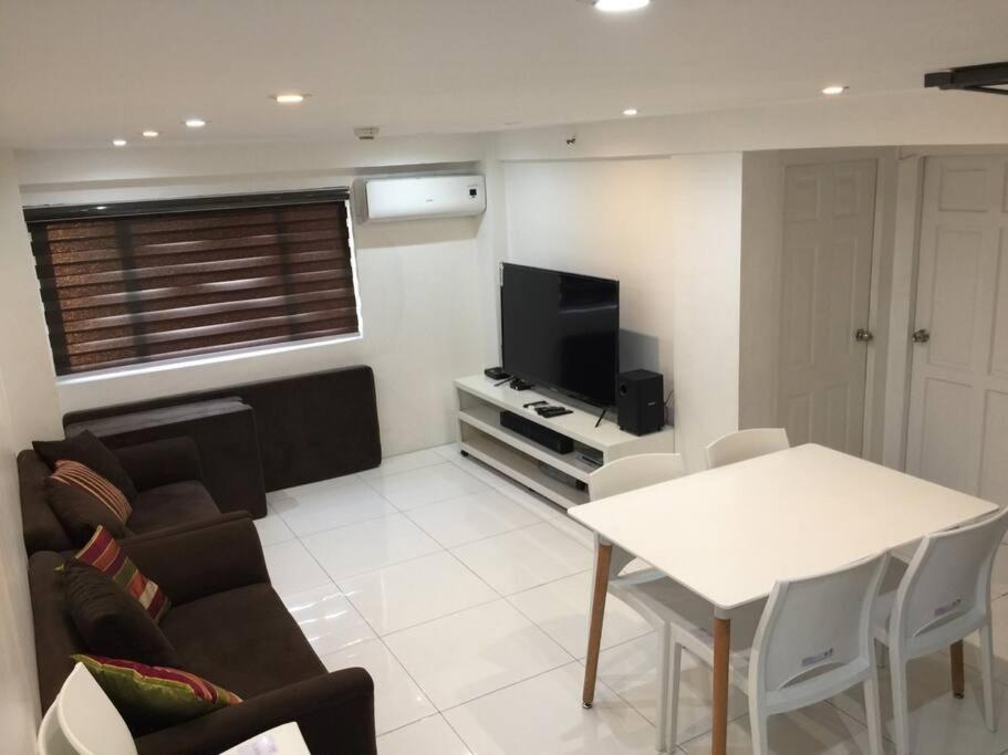 Renovated 2br 2tb Wifi/Netflix very near Mall QC, Manila