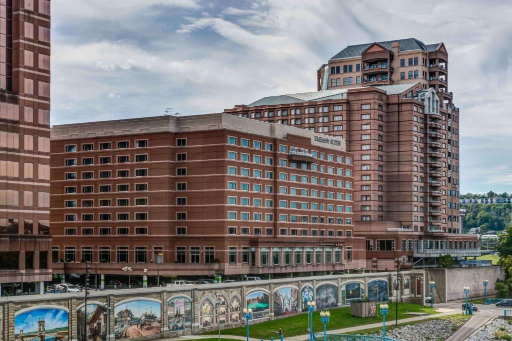 Embassy Suites Cincinnati Rivercenter photo