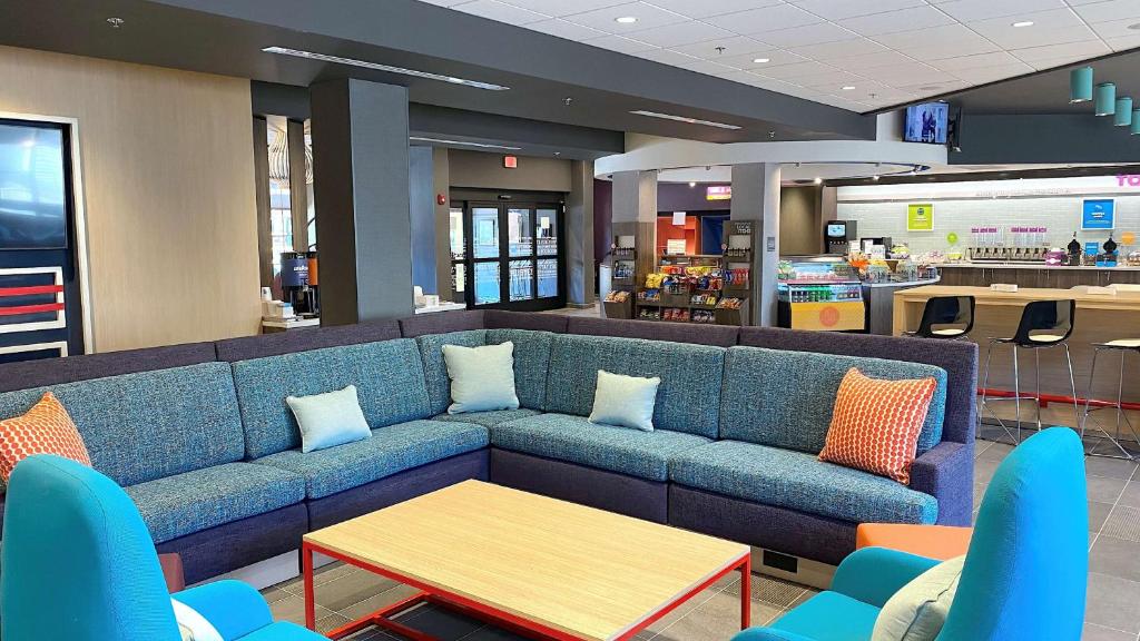 Tru by Hilton Baltimore Harbor East photo