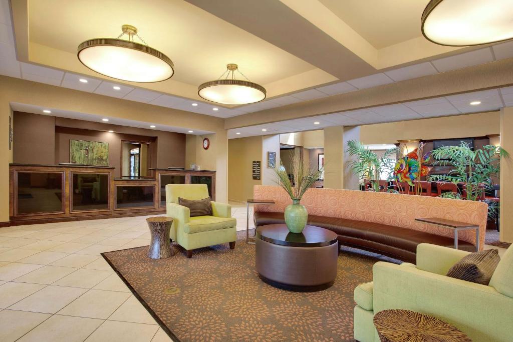 Homewood Suites by Hilton Tampa-Brandon フロント・ロビー