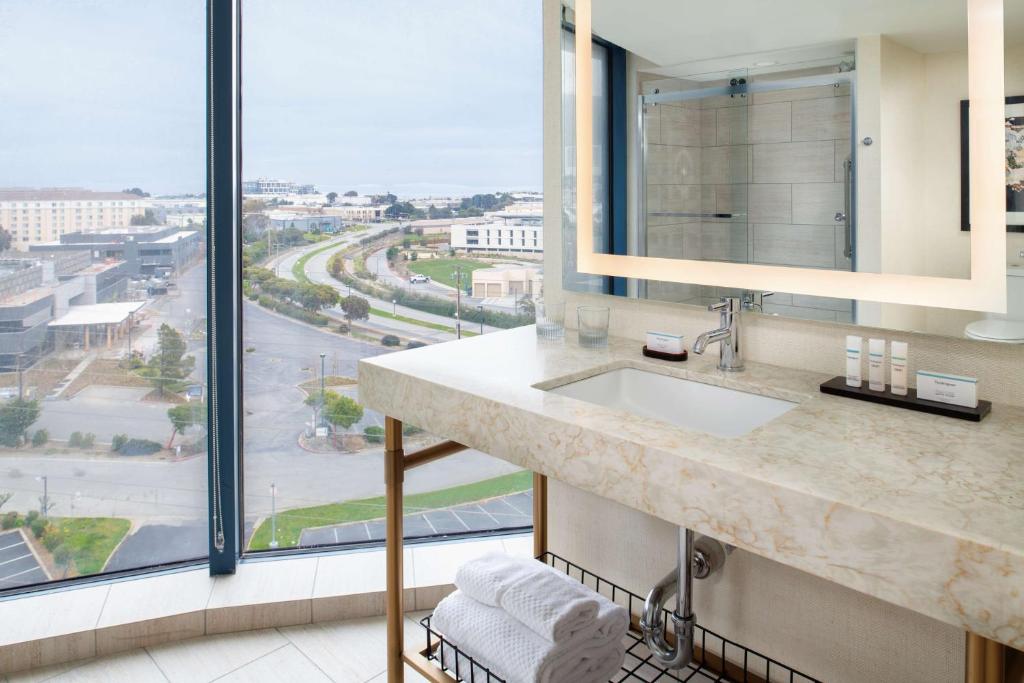 エンバシー スイーツ バイ ヒルトン サンフランシスコ エアポート オイスター ポイント (Embassy Suites by Hilton San Francisco Airport Oyster Point) バスルーム（客室）