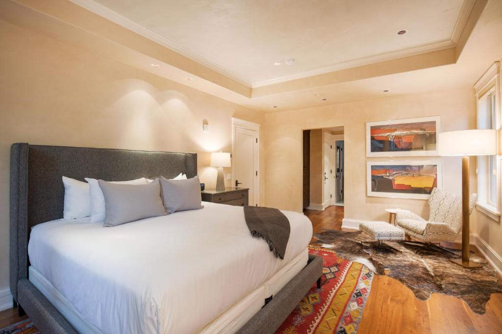 The Auberge Residences at Element 52 photo