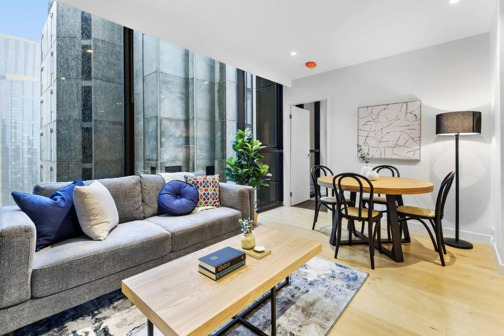 Slate Skies at Palladium - Urban Lifestyle with Pool, Melbourne