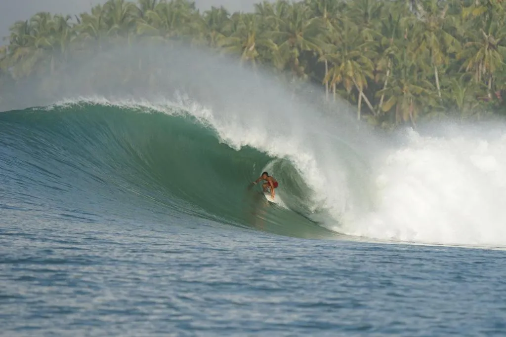 Lilys Nias Surf Camp，位于Lagudri的酒店