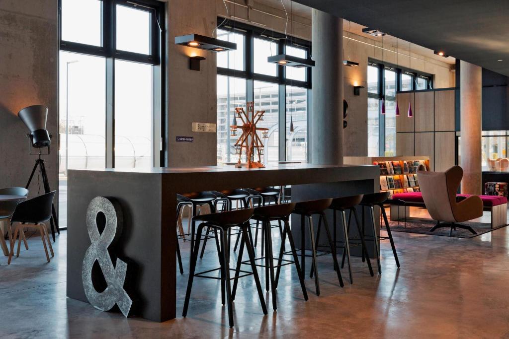 Moxy Vienna Airport photo