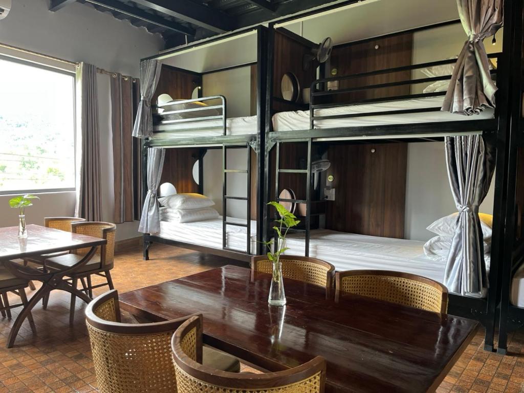 Rocks Ha Giang Hostel-Tour & Motobikes Rental