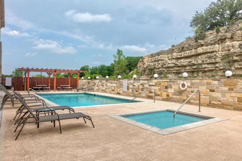 Baymont Inn & Suites by Wyndham Glen Rose photo