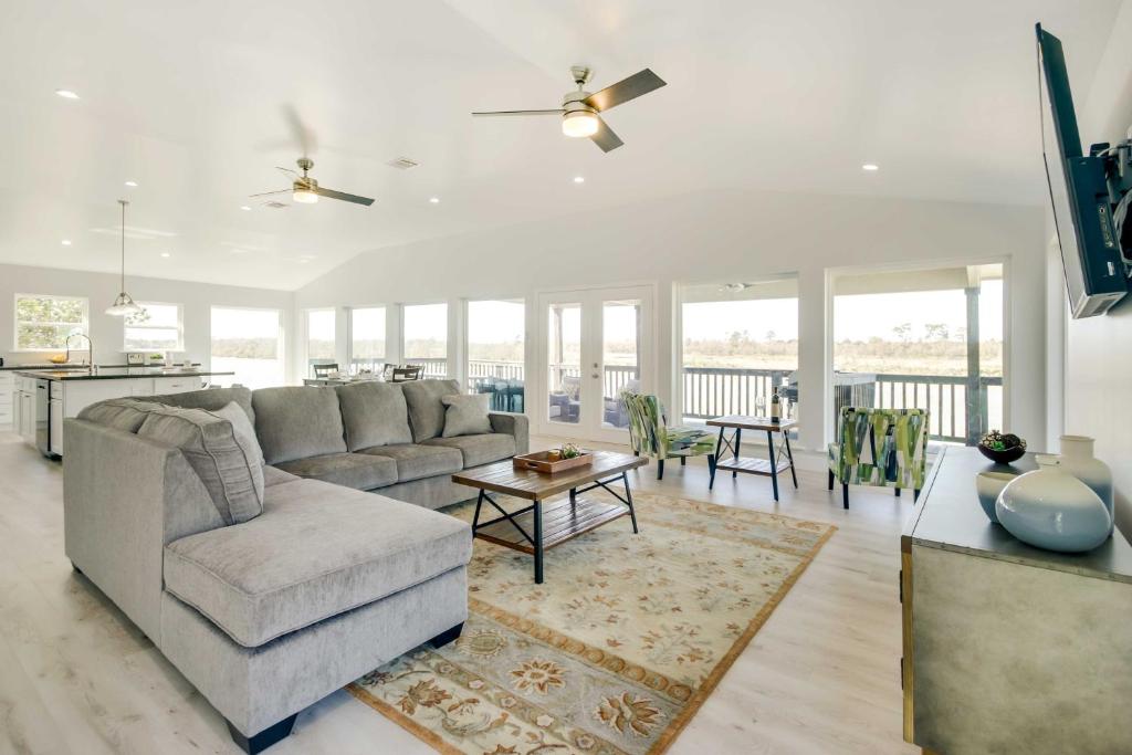 Spacious San Jacinto River Home with Waterfront Deck, Houston