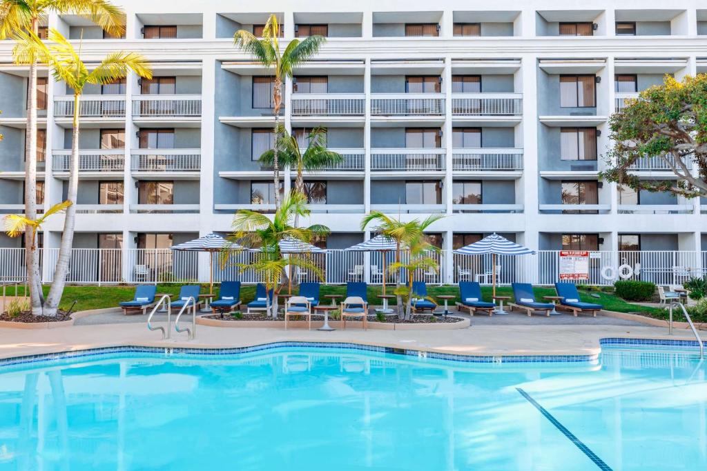 Hotel MDR Marina del Rey- a DoubleTree by Hilton — Swimming pool in Marina Del Rey, California