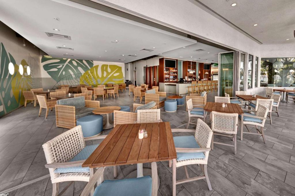 Hotel MDR Marina del Rey- a DoubleTree by Hilton — Restaurant & bars in Marina Del Rey, California