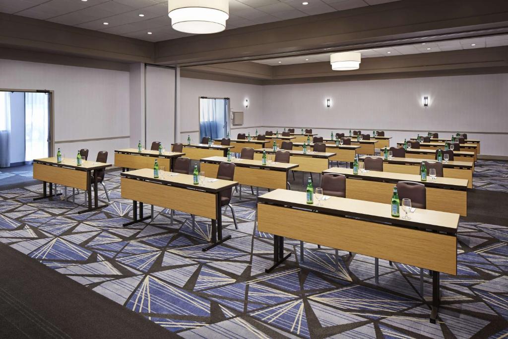 Hotel MDR Marina del Rey- a DoubleTree by Hilton — Hotel building in Marina Del Rey, California
