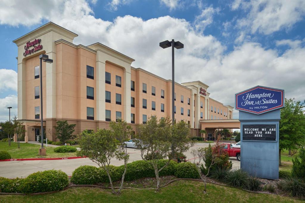 Hampton Inn & Suites Waco-South photo