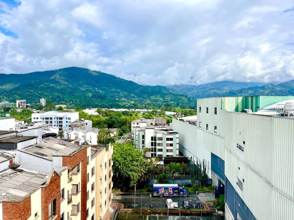 Grandiosa vista al lado del centro comercial Portal del Quindio 2 - 3