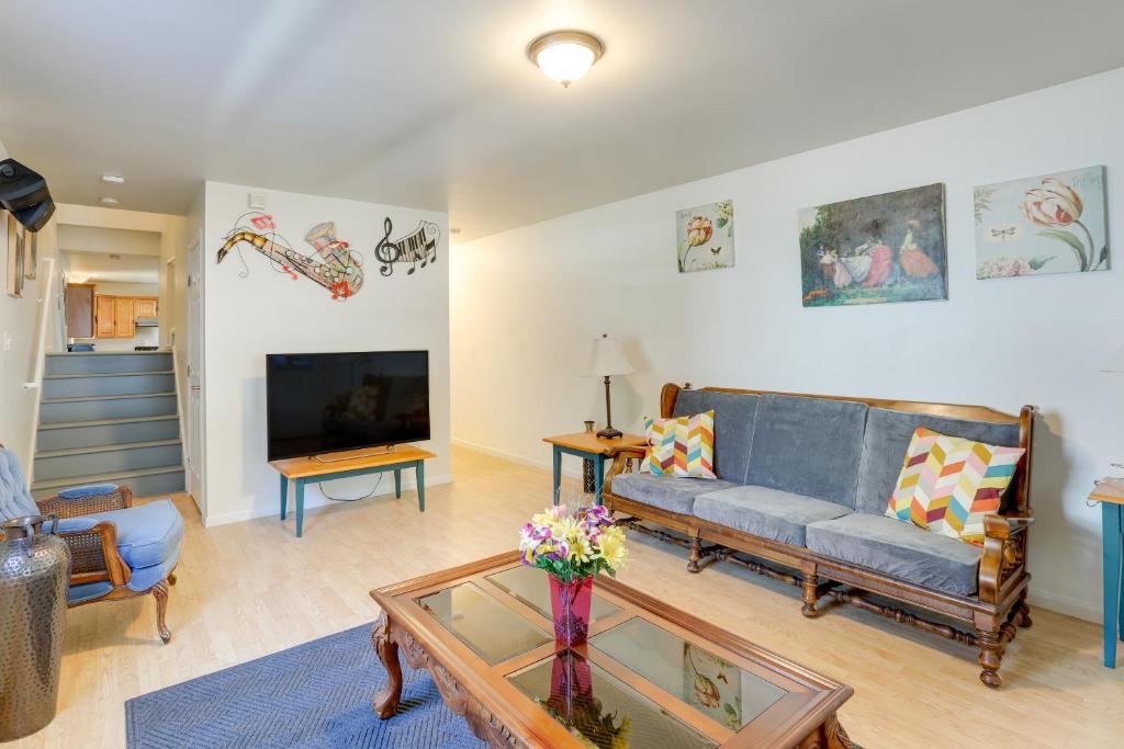 Trenton Townhome 1 Mi to Downtown!