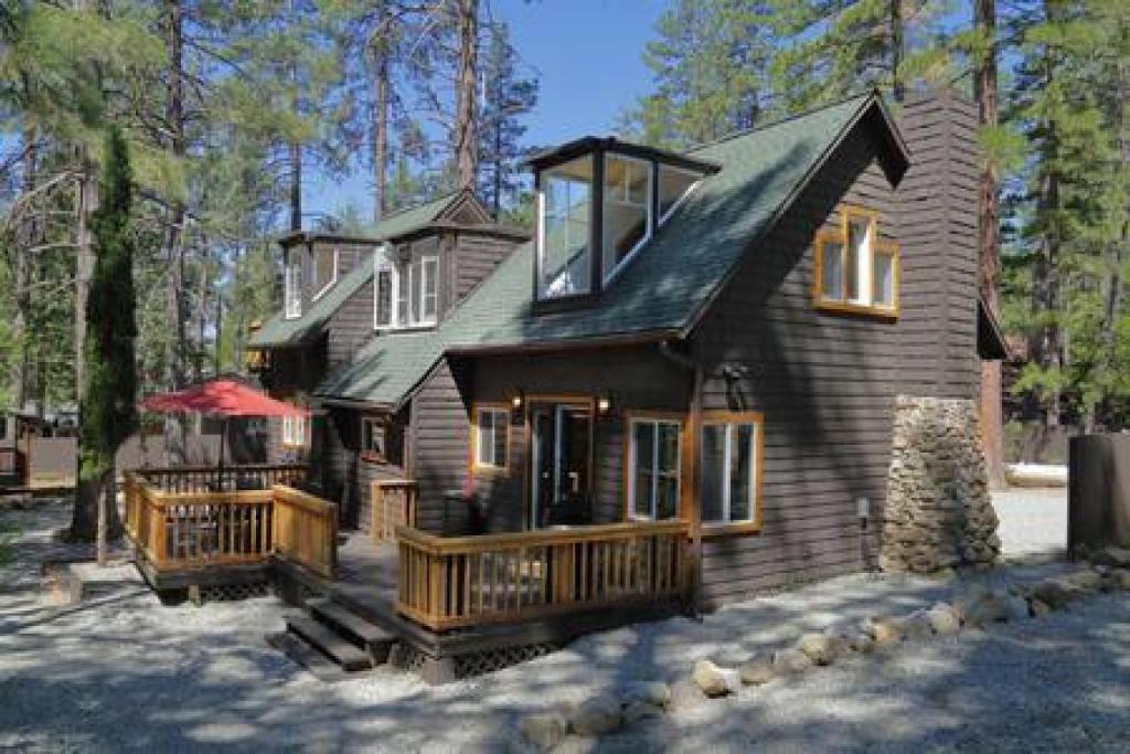 Hobbit House - Charming In Town, Idyllwild