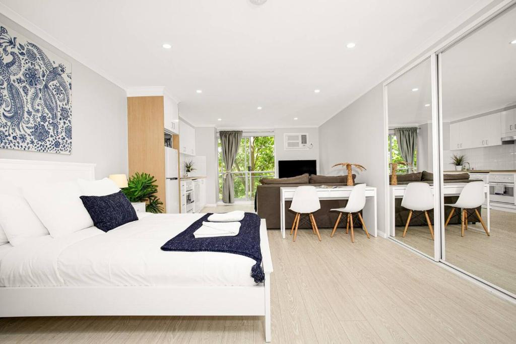 'The Crows Nest' Spacious Studio with Balcony, Sydney
