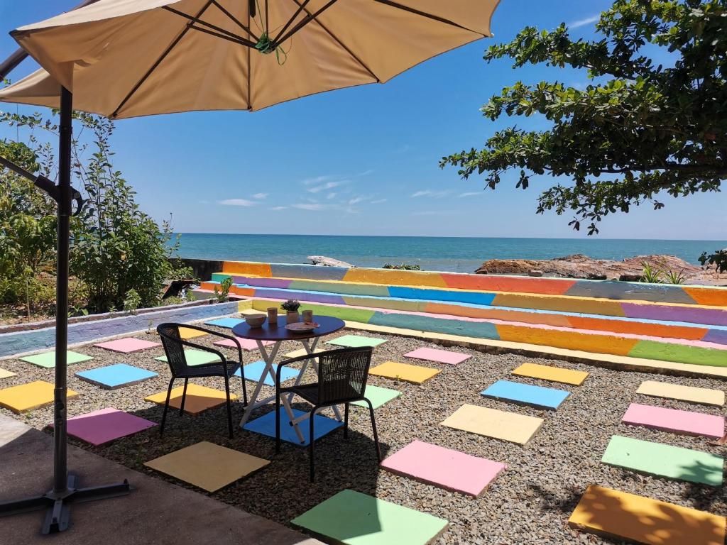 Greenage Seaview Bay Villa with stunning sunset, Putatan