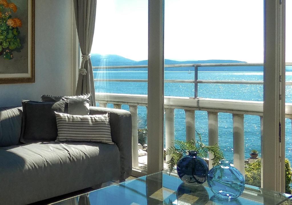 Luxury Lakeside Apartment right on the water - 2