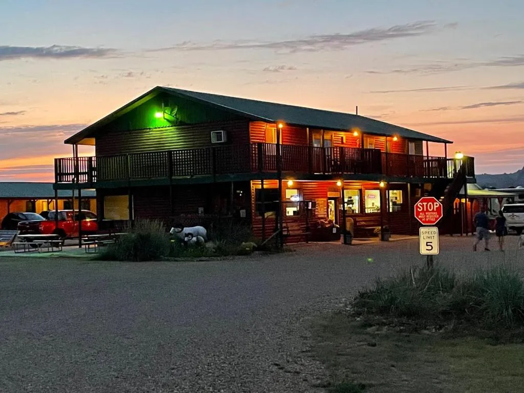 Badlands Hotel & Campground，位于Interior的酒店