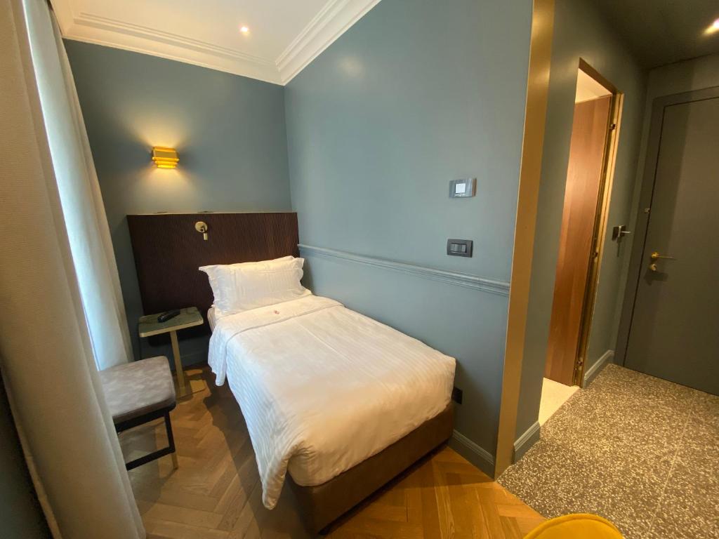 Hotel Room 4
