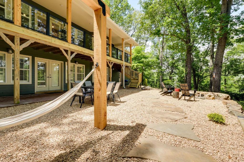 Spacious Home on Beaver Lake with Deck and Fire Pit 전경