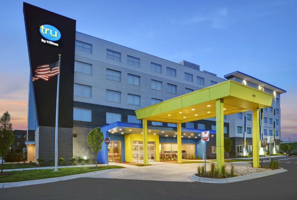 Tru by Hilton Troy Detroit photo