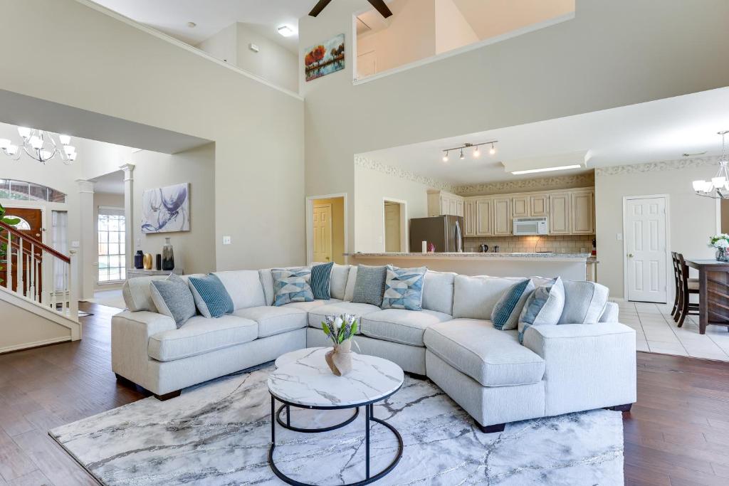 Spacious Sugar Land Retreat with Fireplace and Yard