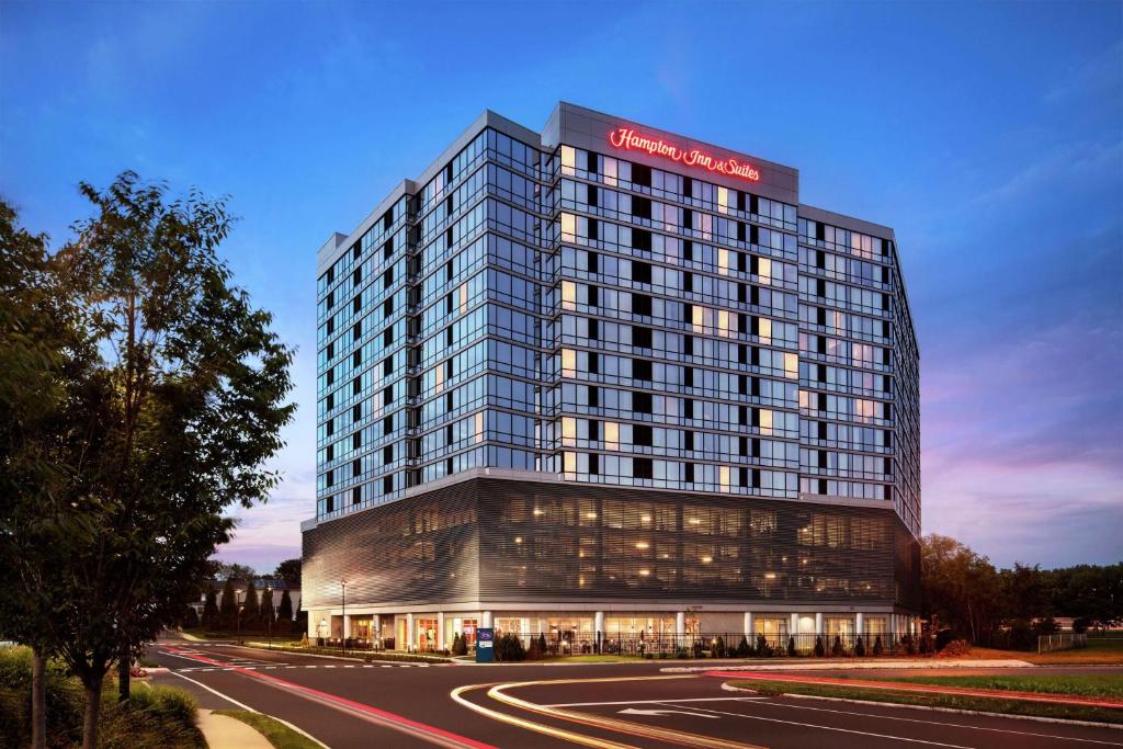 Hampton Inn & Suites Teaneck Glenpointe photo