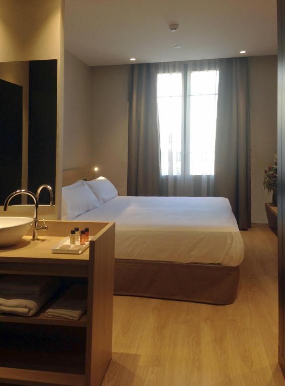 Hotel Room 5