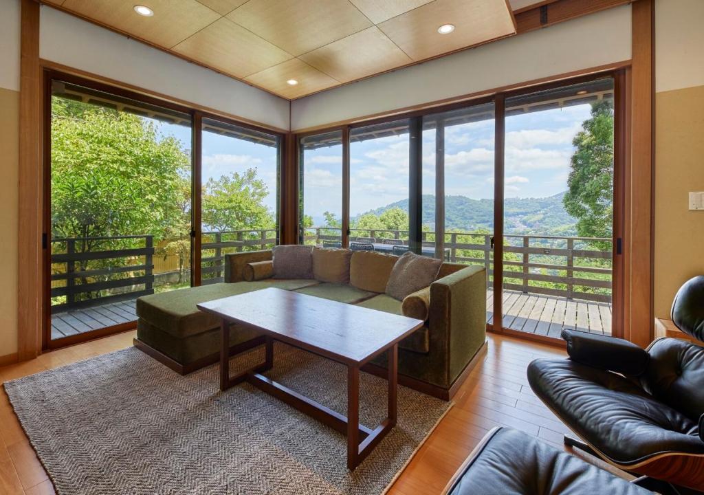 GLAMPETIT KOH, Atami