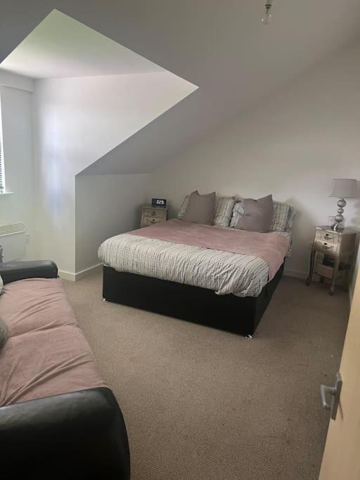 Just off the m1 and A1 apartment