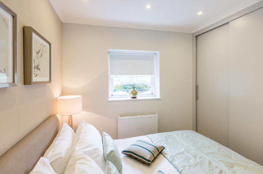 1 Bed High Street Kensington Apartment photo