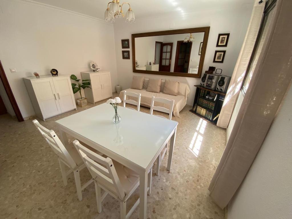 Apartamento Familiar En Barrio Reina Victoria - 1