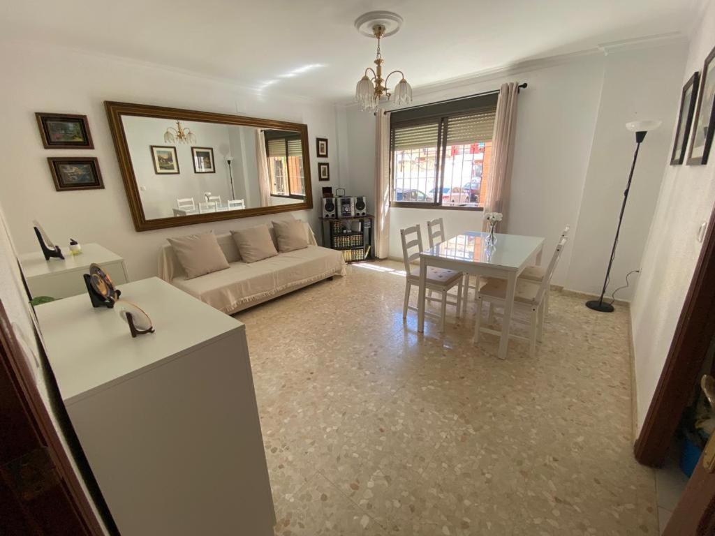 Apartamento Familiar En Barrio Reina Victoria - 2
