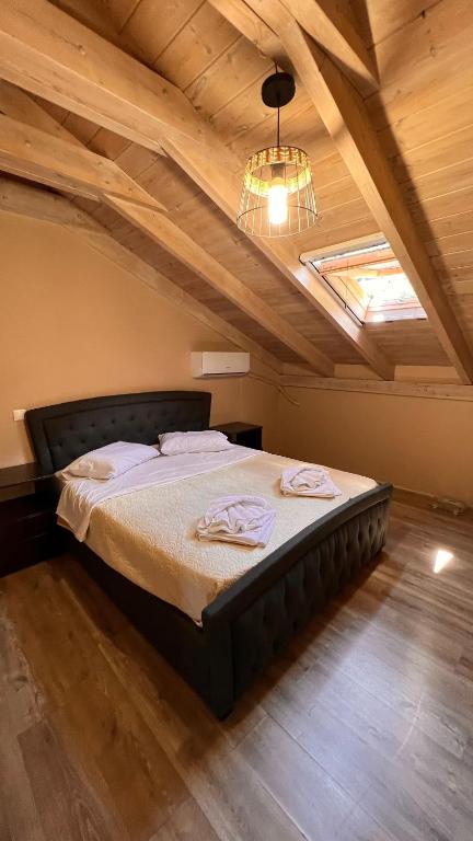 Michaela Loft, Póros