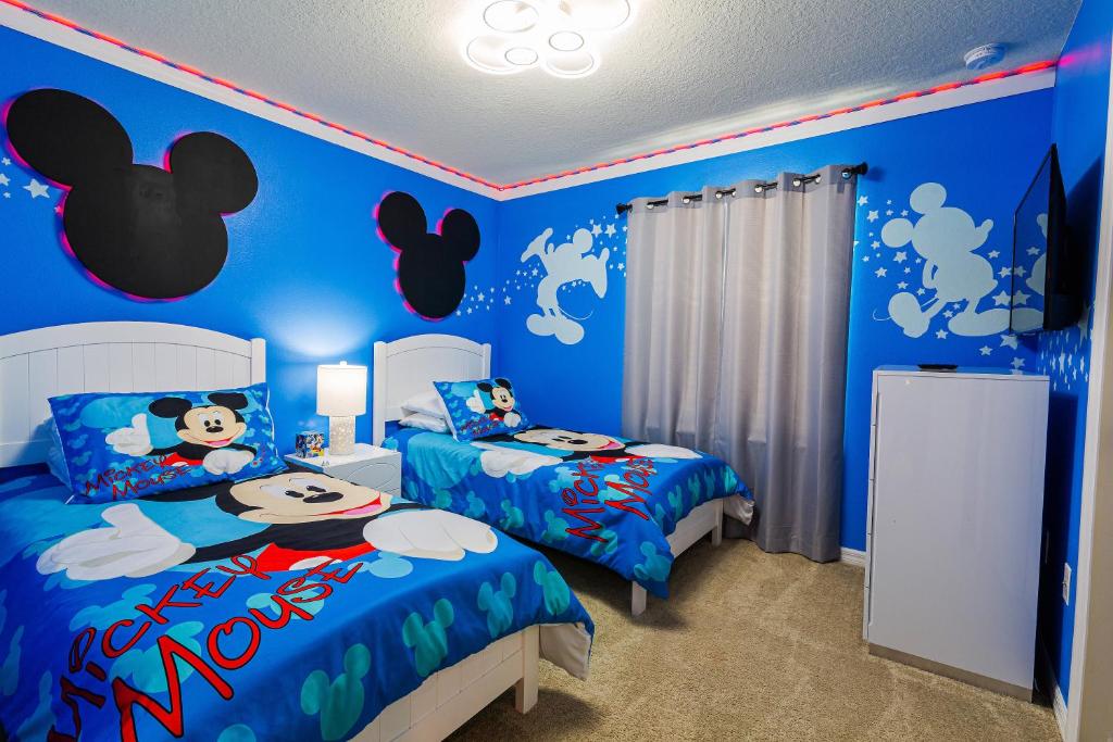 Home with Private Pool Game Room in Resort, Davenport