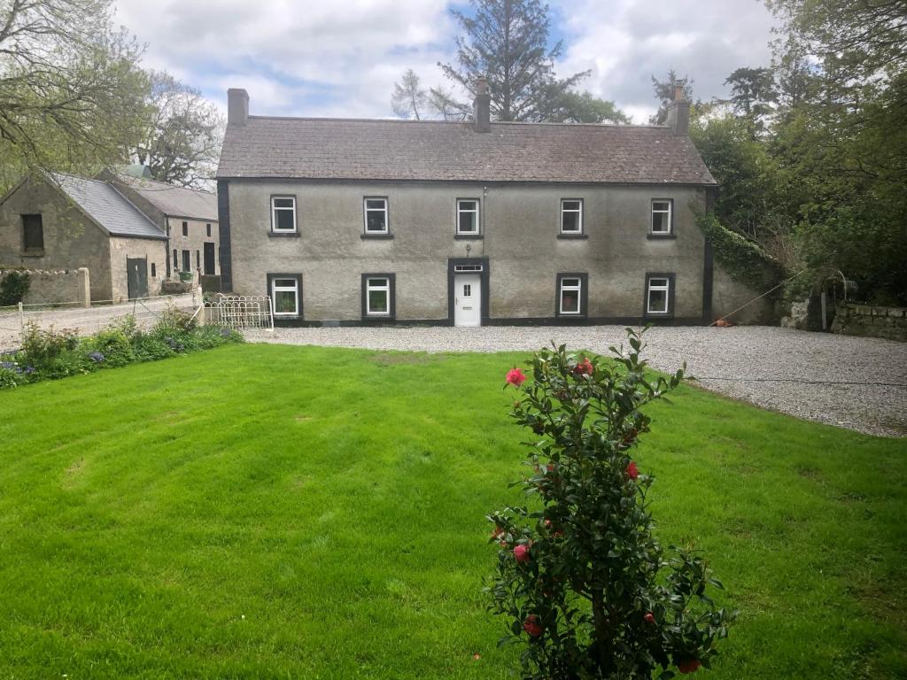 Larchgrove - 1800s Irish Farmhouse