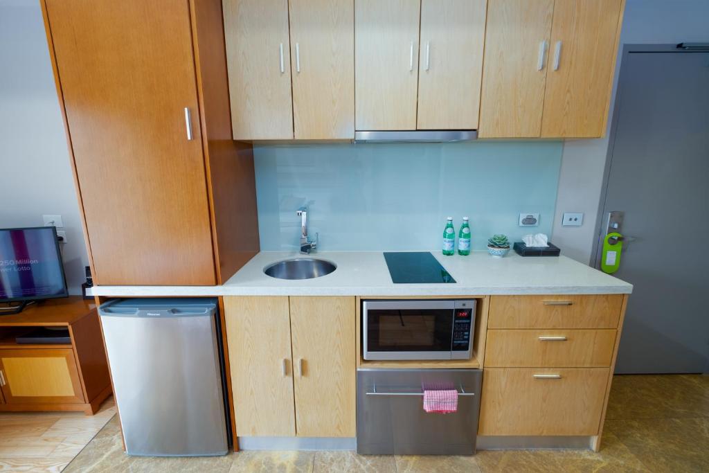 เมลโรส อพาร์ตเมนต์ส (Melrose Apartments)