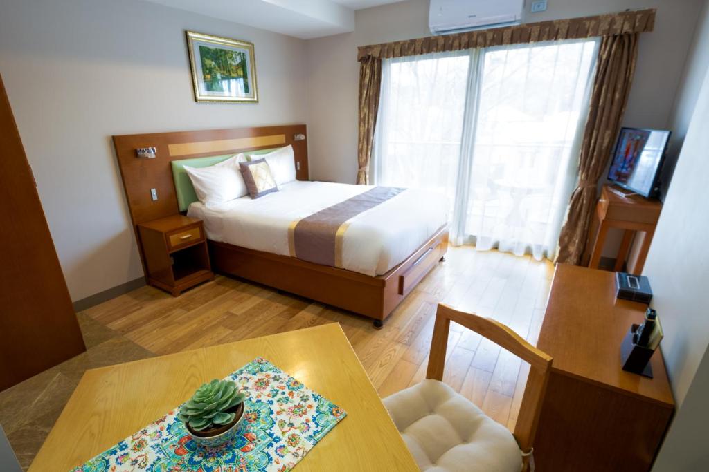 เมลโรส อพาร์ตเมนต์ส (Melrose Apartments)