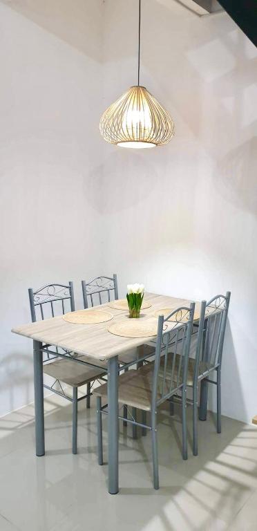 ROCKMELON TRANSIENT HOUSE 