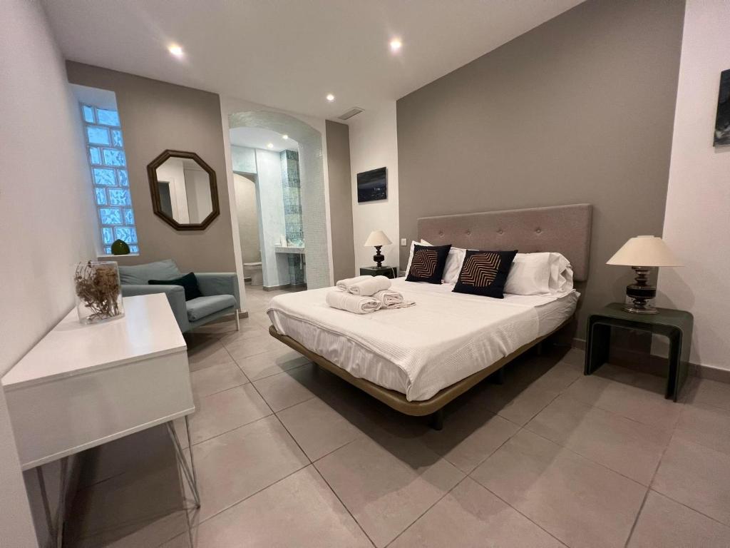 2BR 2BA with private patio your serene escape, Gibraltar