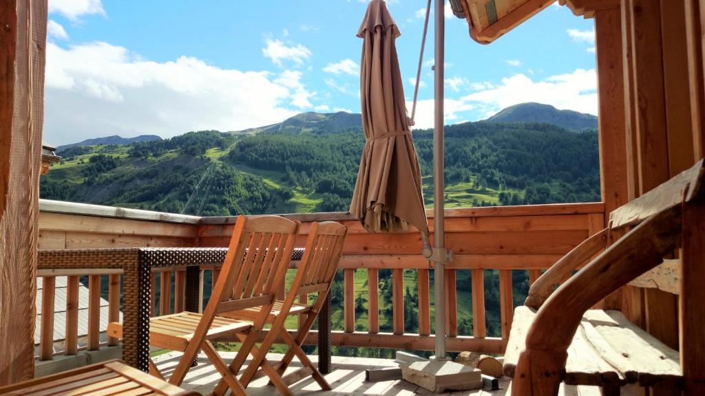 Chalet with Ski Slope Views, Jacuzzi & Cinema Room - 4