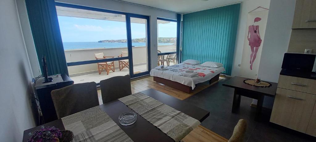 Апартаменти Азур (Azur Apartments)