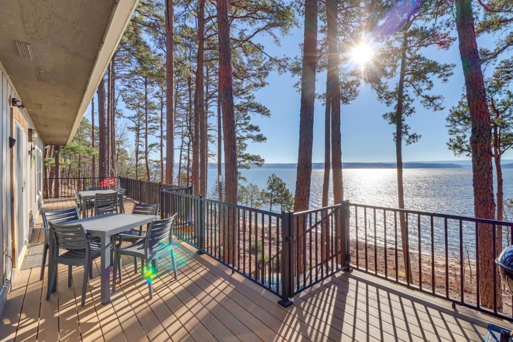 Quiet Waterfront Getaway with Furnished Deck and Grill, Fairfield Bay