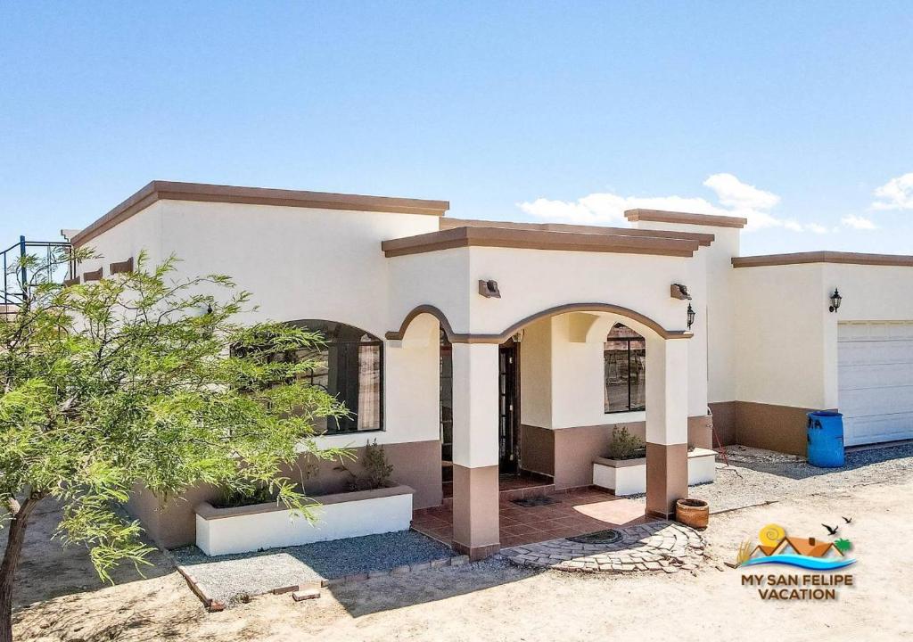 Family resort home, pools, tennis, clean shady beach and family golfing - 4