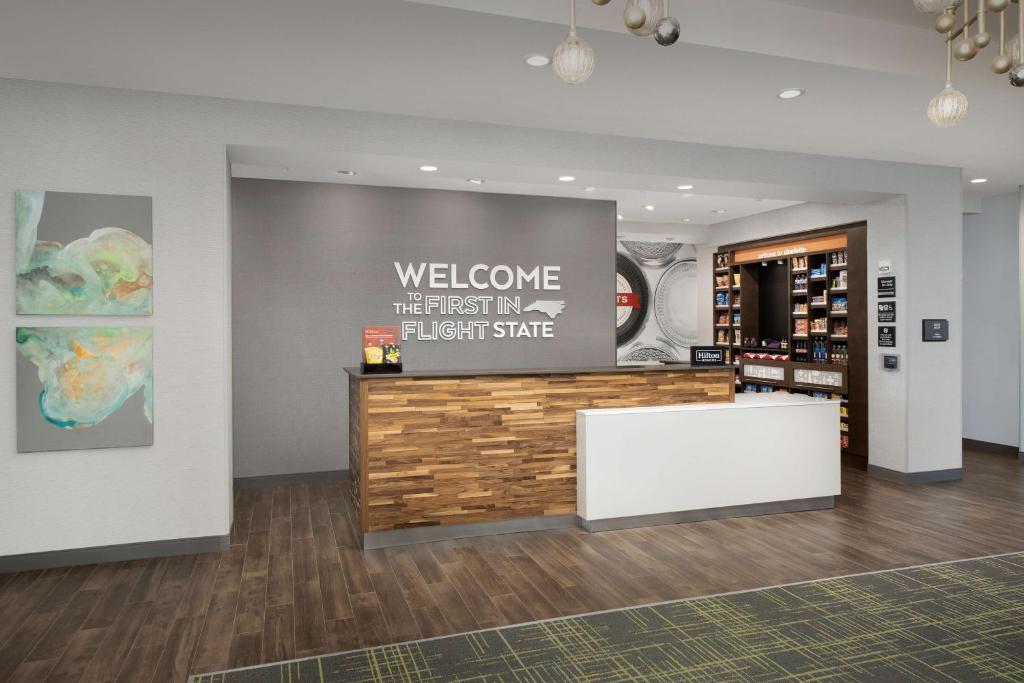 Hampton Inn & Suites Charlotte Airport Lake Pointe photo