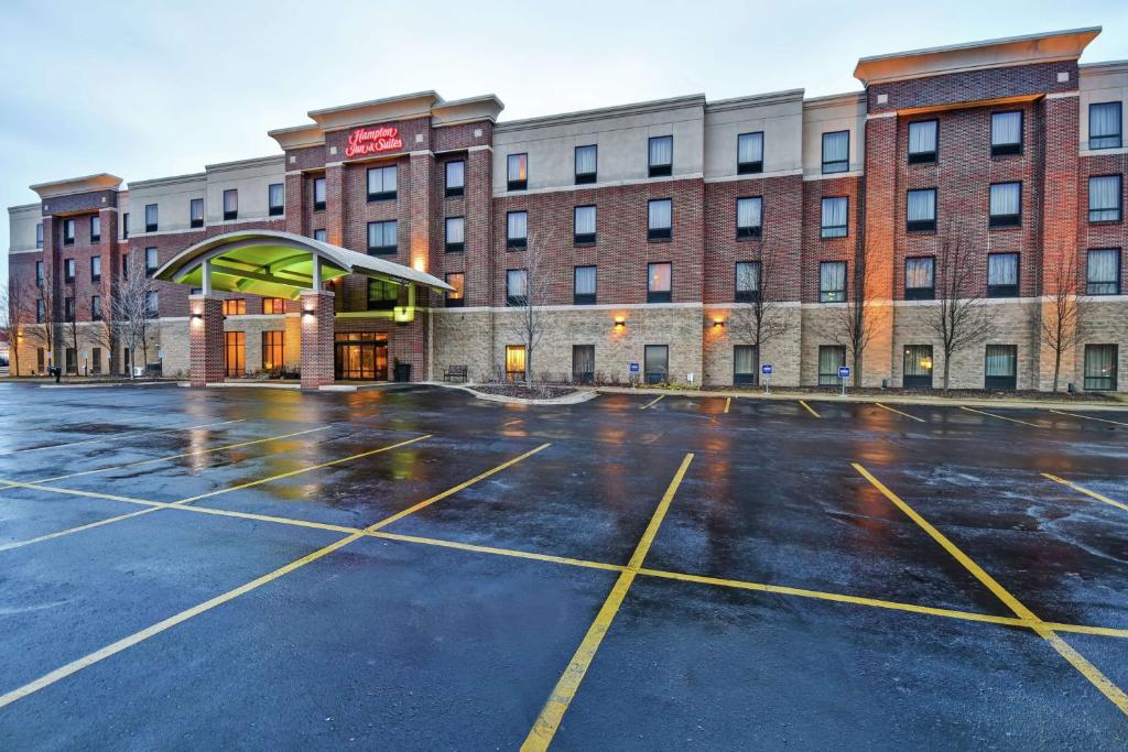Hampton Inn & Suites Detroit-Canton — Hotel building in Canton, Michigan