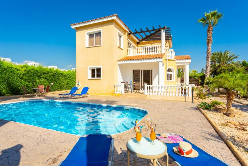 Villa coral. Коралловый залив Кипр. Корал Бэй Кипр. Coral Bay Пафос. Красивая вилла с бассейном на Кипре.