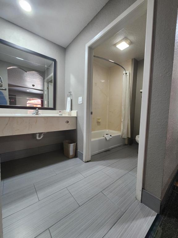 Scottish Inn and Suites Beaumont photo