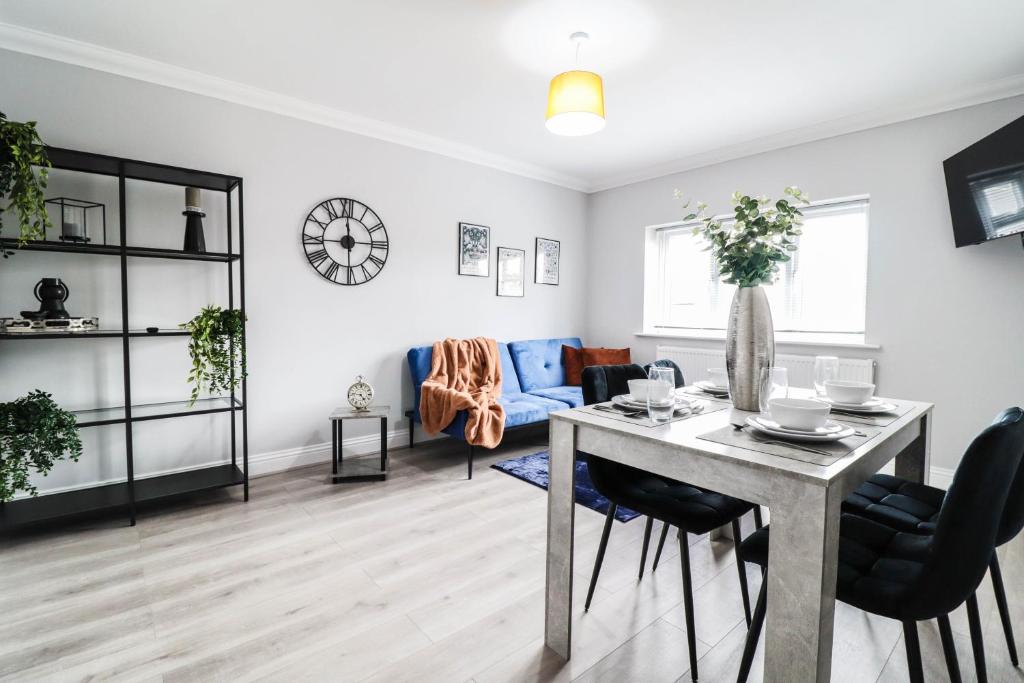 Modern House with Gated Driveway and Free WiFi, Luton